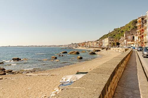  Seaview Terrace Sunny Apartment in Giardini-Naxos