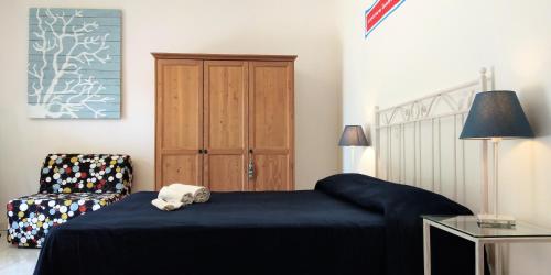 1 queen bed, 2 bunk beds