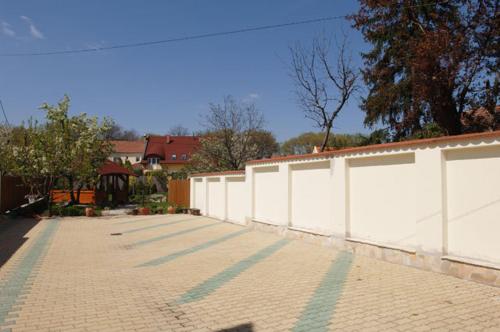 Aranykert Vendégház - image 8