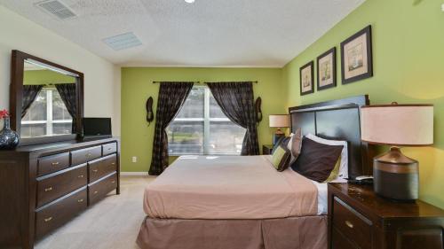 Shooting Star - Family friendly 4 bed pool home on Emerald Island Resort - close to Disney World! thumb 3