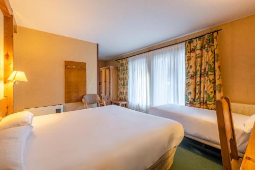 1 queen bed, 3 twin beds