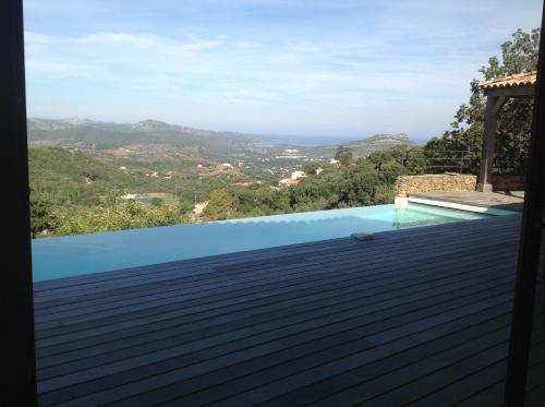 Villa avec piscine à débordement et vue gîte à louer Oletta