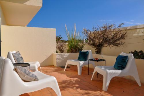 Casa Silwa - Chic 2BR Townhouse, Ocean Views, 5min to Beach & Pool