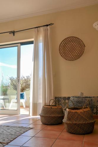 Casa Silwa - Chic 2BR Townhouse, Ocean Views, 5min to Beach & Pool