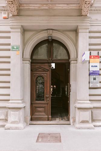Fluxus Hostel – Ljubljana, NY