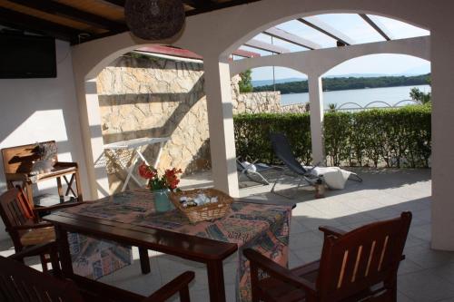  Apartments Niko - with pool in Jelsa