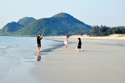 Beach, NHA NGHI PHUONG THAO in Quan Lan Island