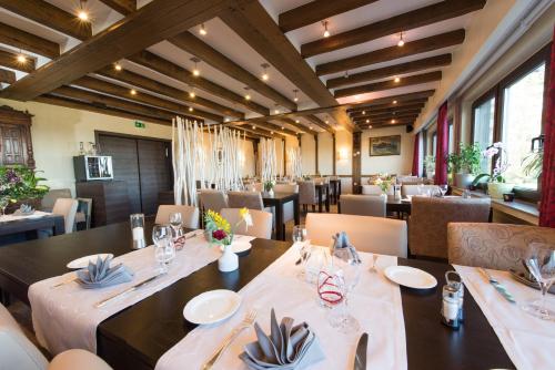 Ресторан, Hotel Saint Fiacre in Буршид