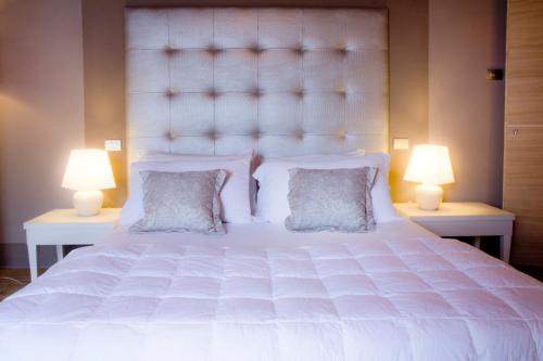 1 king bed, 2 sofa beds
