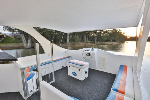 5 bedrooms, 6 beds