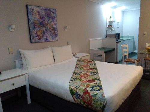 Colonial Lodge Motel Room Type - Queen Room with Spa Bath