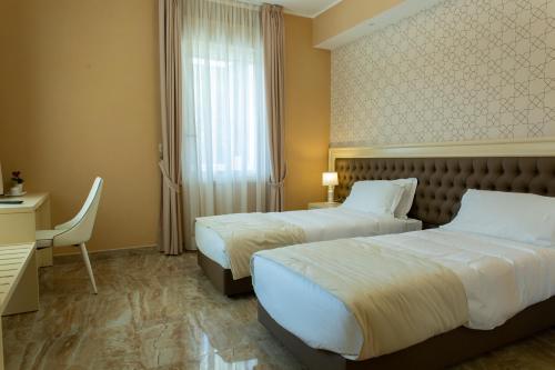 2 twin beds