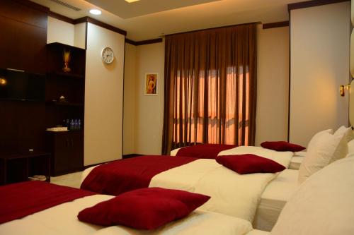 3 twin beds