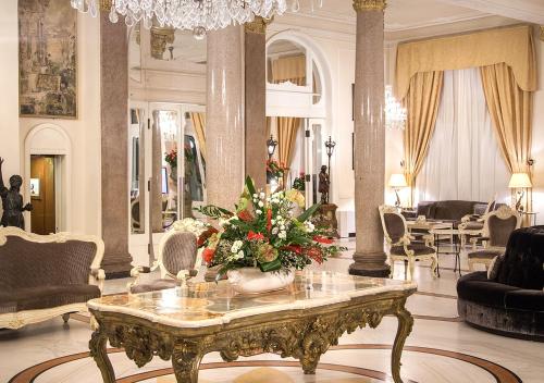 Felles stue/TV-område, Grand Hotel Rimini in Rimini