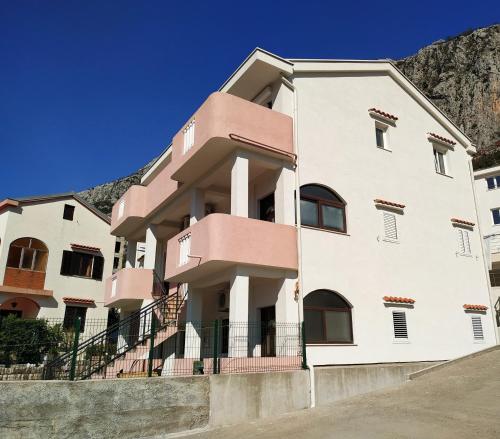 One-Bedroom Apartment with Balcony and Sea View image 5