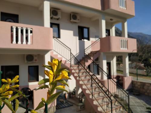One-Bedroom Apartment with Balcony and Sea View image 1