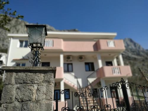 One-Bedroom Apartment with Balcony and Sea View image 2