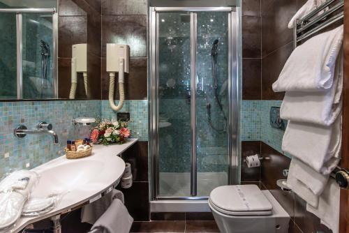 Bathroom, Hotel Memphis in Trevi