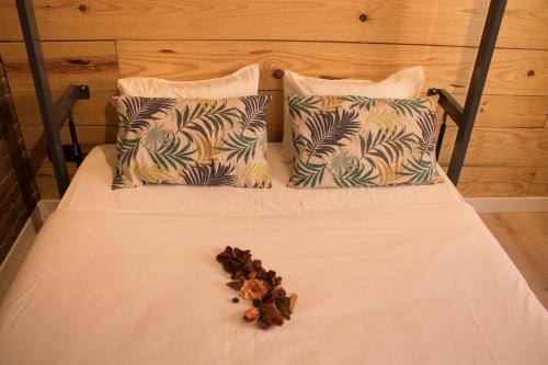 1 queen bed, 3 twin beds