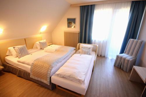 1 double bed, 1 twin bed
