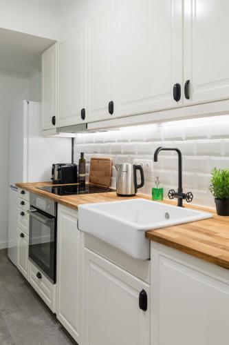 Desirable 1BD Apartment in Kolonaki by UPSTREET - image 13