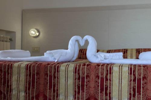 1 queen bed, 1 twin bed