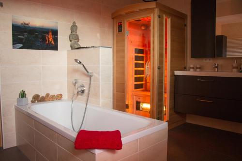 Zuhanyzó, Ferienwohnung Falkenblick OG im FH Falkenhöhe (Ferienwohnung Falkenblick OG im FH Falkenhohe) in Meuselbach - Schwarzmuhle