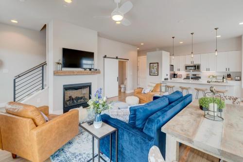 New Luxury Loft #1 With Huge Hot Tub & Great Views - 500 Dollars Of FREE Activities & Equipment Rentals Daily in Winter Park, USA