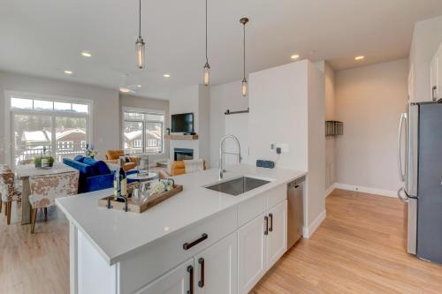New Luxury Loft #1 With Huge Hot Tub & Great Views - 500 Dollars Of FREE Activities & Equipment Rentals Daily in Winter Park, USA