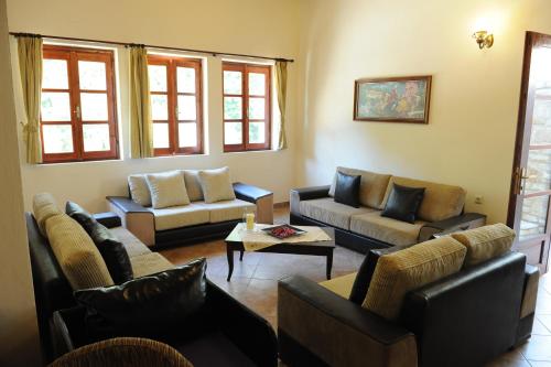 Shared lounge/TV area, Piges Hotel in Glyki