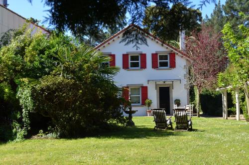  Excepcional chalet en primera línea de playa en Cabañas. in Cabañas