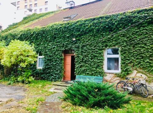 Apartment in Ivy covered house, near Old Town