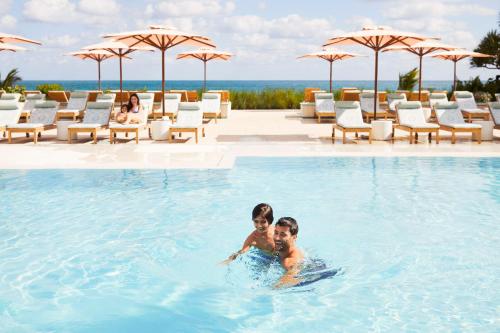 Swimming pool, Four Seasons Resort Palm Beach in Palm Beach (FL)