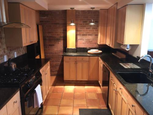 kuhinja, Full loft-style apartment near Omni in New Haven (CT)