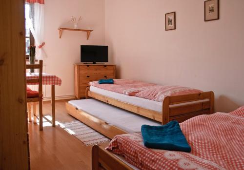 2 twin beds, 1 futon bed