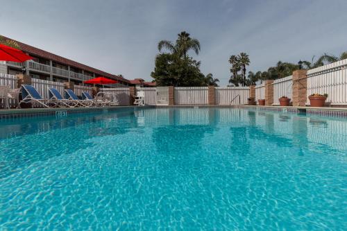 Swimming pool, Ramada by Wyndham Costa Mesa/Newport Beach in Costa Mesa (CA)