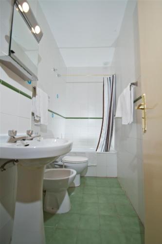 Double Room with Extra Bed image 4