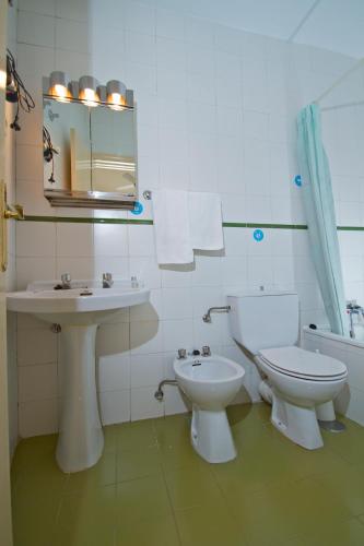 Double or Twin Room image 4