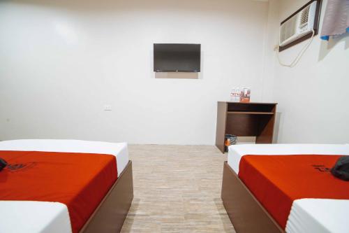 Guestroom, RedDoorz @Traveler's Inn Bajada Davao near Southern Philippines Medical Center