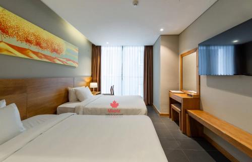 Deluxe Twin Room with Balcony image 2