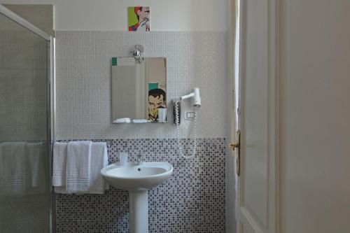 Deluxe Quadruple Room with Balcony image 5