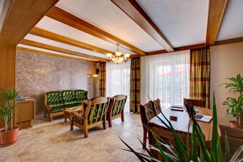 Hotel Alex – St. Kanzian, CA