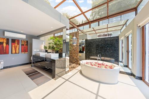 Lotus Samui Room Type - Villa Chi - Five-Bedroom Beach Villa