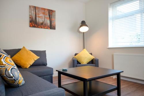 Oliverball Serviced Apartments - Morley Cottage - Modern 3 bedroom, 2 bathroom house with garden in Portsmouth