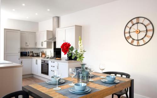 . Oliverball Serviced Apartments - Morley Cottage - Modern 3 bedroom, 2 bathroom house with garden in Portsmouth