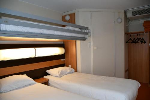 3 twin beds