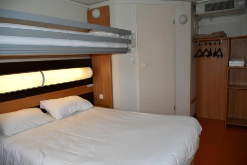 1 double bed, 1 twin bed