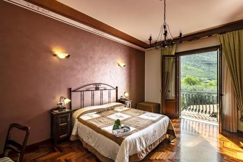 1 queen bed, 3 twin beds