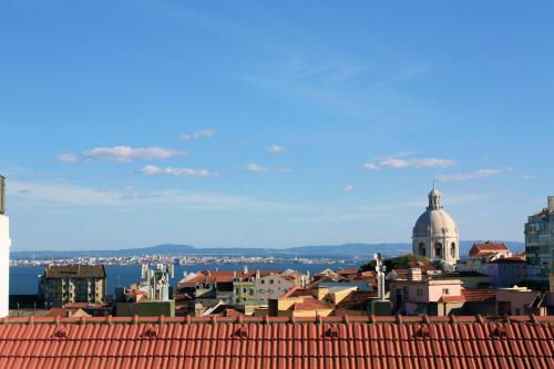 Sunny 3BDR Apartment in Graça by LovelyStay, Lisbonne