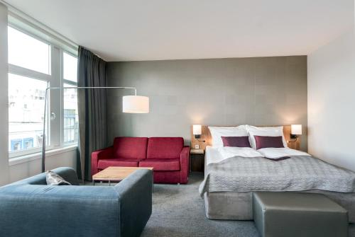 2 twin beds, 1 sofa bed